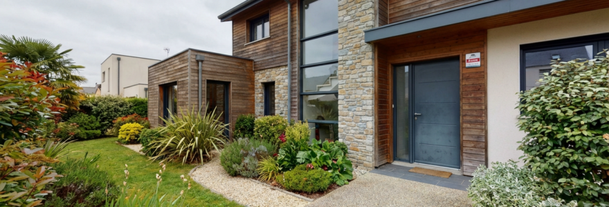 Entrée de pavillon avec boîtier alarme protection domicile visible